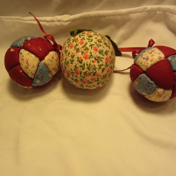 VTG 70'S FABRIC ORNAMENTS, SET OF 3, PATCHWORK BALLS, APPLE SHAPED - Picture 3 of 3